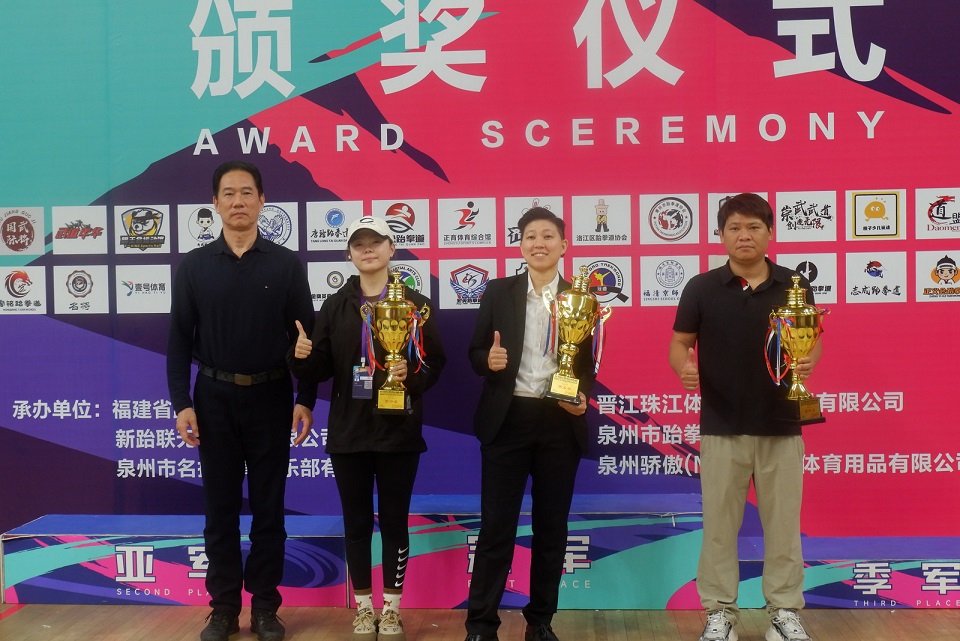 18张会长颁奖团体4-6.jpg 18张会长颁奖团体4-6.jpg